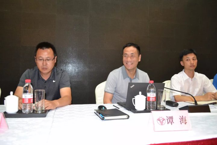 中国足球协会裁判管理部部长谭海到会祝贺,省足协秘书长劳虓虓做动员